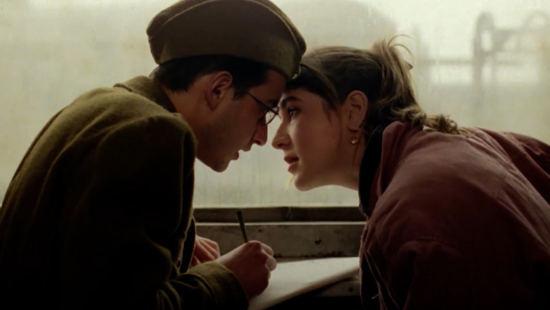 Filmul „E pericoloso sporgersi”, regizat de Nae Caranfil, intra din nou in cinematografele din toata tara, la 30 de ani de la premiera Imagine