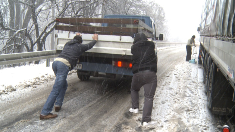 Filtre la iesirea din Iasi. Vehiculele neechipate de iarna, trase pe dreapta Imagine