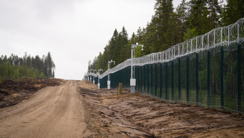 Finlanda inchide cu gard inalt de aproape 5 metri inca un tronson al frontierei cu Rusia Imagine
