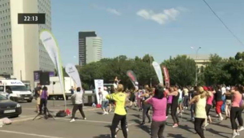 Fitness in aer liber. Sute de persoane au dansat pe ritmuri de zumba in centrul Capitalei Imagine