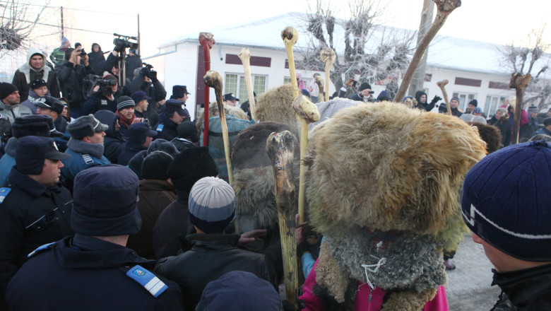 Flacaii de la Ruginoasa s-au inteles: anul acesta nu se vor bate cu bate, vor folosi doar bice Imagine