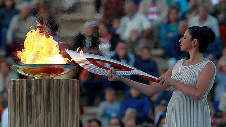 Flacara olimpica a parasit Grecia. Preluata de o delegatie din Rusia, torta ajunge la Soci dupa escale pe Elbrus, pe fundul lacului Baikal si pe SSI Imagine
