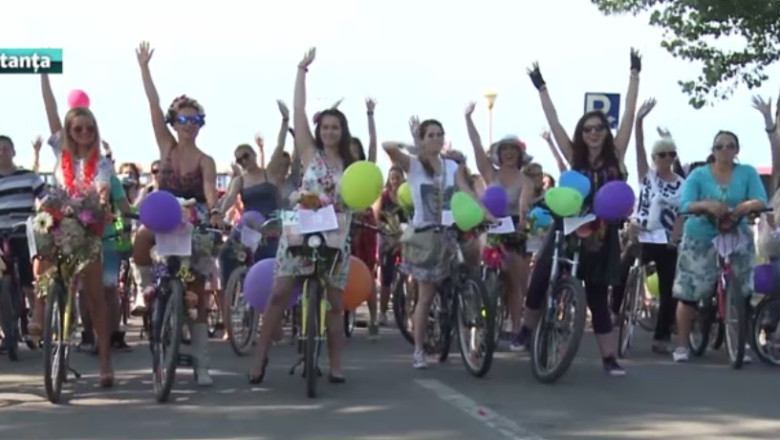 Flori, fete, fuste si biciclete. Doamne si domnisoare, imbracate elegant au pedalat prin oras Imagine