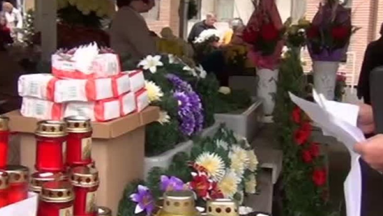 Flori si candele, vandute la negru Imagine