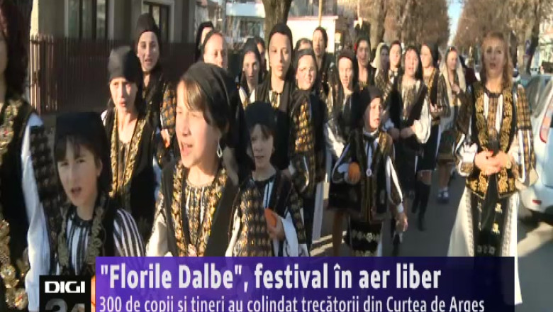 „Florile Dalbe”, festival in aer liber. 300 de copii si tineri au colindat trecatorii din Curtea de Arges   Imagine