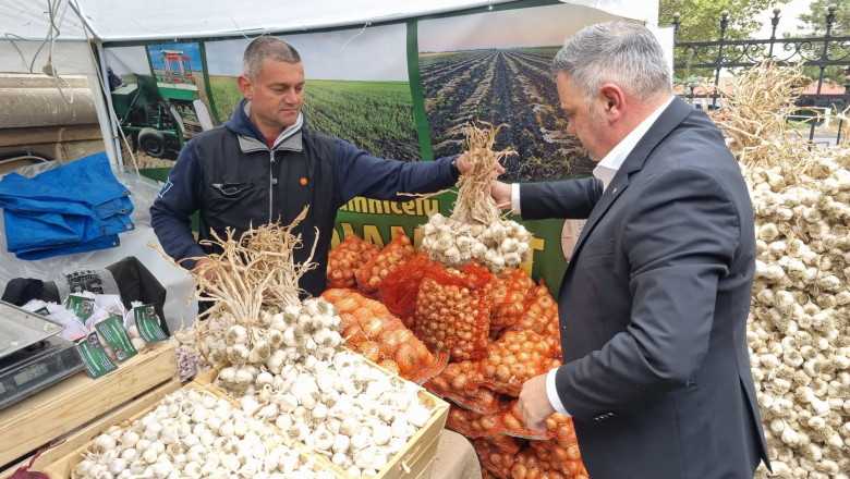 Florin Barbu spune ca are solar ca "sa produca bio, fara pesticide" si ca nu a mancat mici de la Obor Imagine