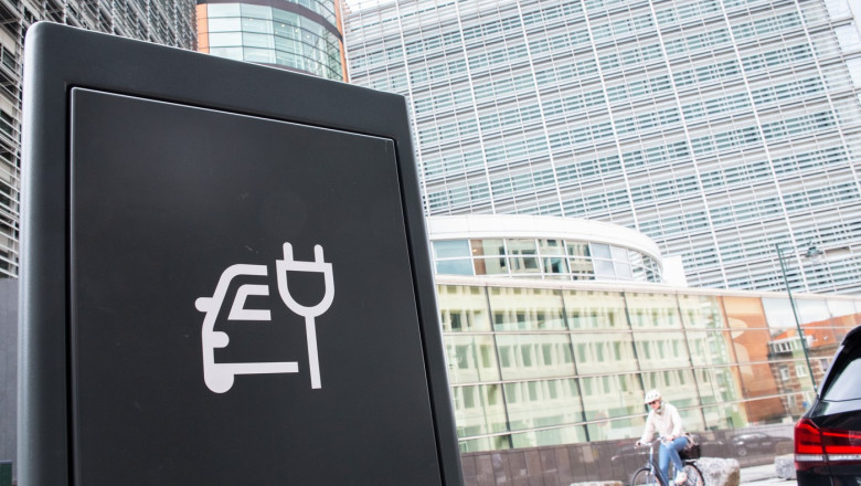 Flota „verde” a Comisiei Europene ii frustreaza pe oficialii UE: Masinile electrice trebuie reincarcate intre Bruxelles si Strasbourg