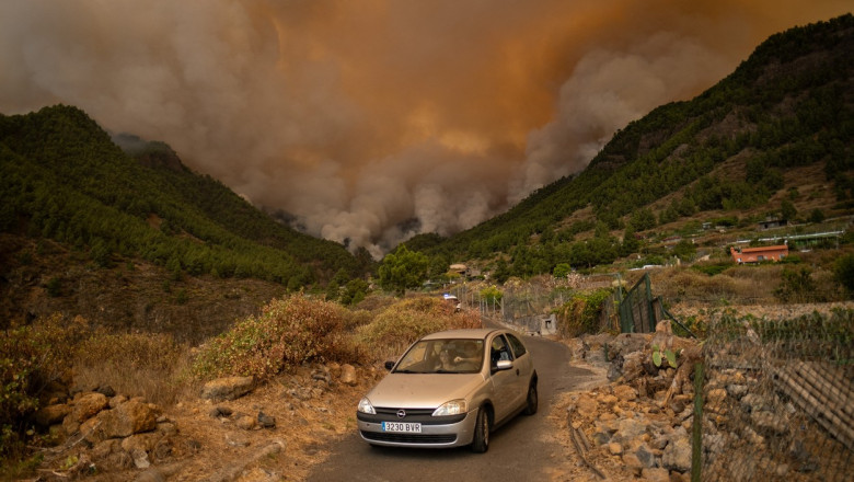 Focul a scapat de sub control in Tenerife. Imagini de pe insula, unde sute de pompieri se lupta cu incendiile devastatoare Imagine