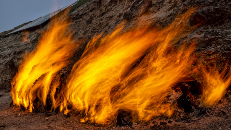 Focul care arde neincetat de 4.000 de ani. Nu se stinge nici cand ploua sau ninge Imagine