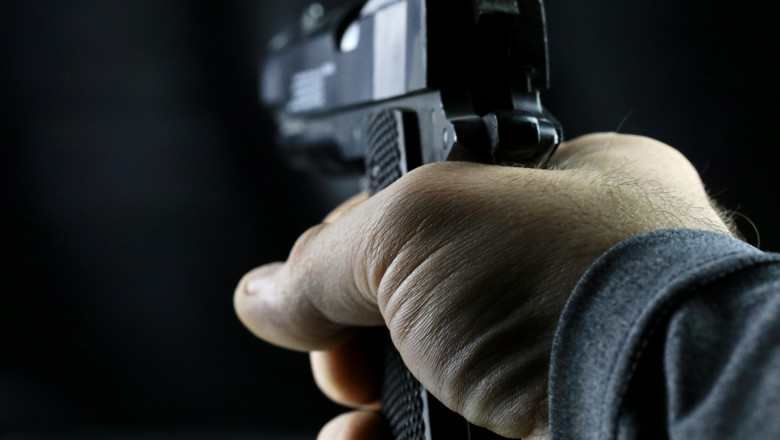 Focuri de arma in Galati: un barbat a scos pistolul in plina strada, dupa un conflict spontan Imagine