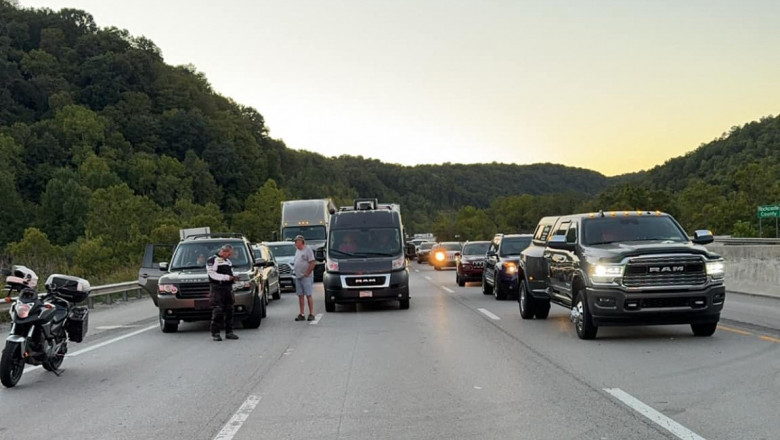 Focuri de arma urmate de accidente de masina pe o autostrada din Kentucky. Mai multi raniti, politia il cauta pe atacator Imagine