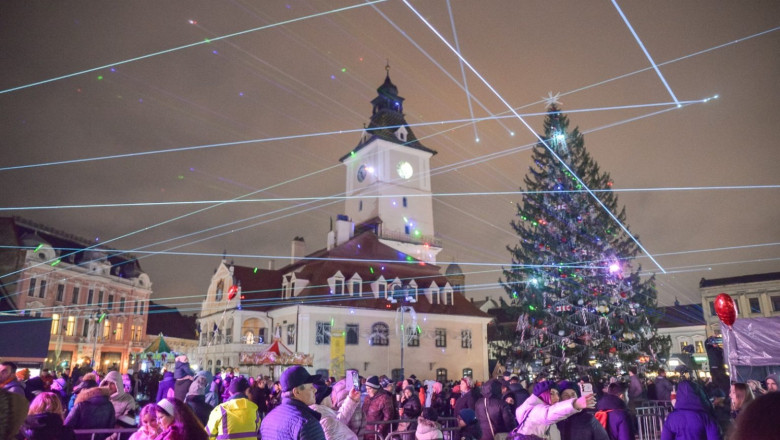 Focurile de artificii din Brasov dispar din Piata Sfatului, de Revelion, pentru protejarea animalelor de companie Imagine