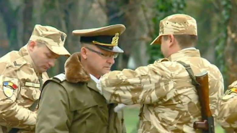 Forfota de dinainte de parada. Militarii au venit in zona de defilare cu doua ore inainte Imagine