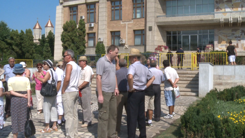 Fostii salariati ai CET Iasi vor protesta in fata Prefecturii. Oamenii cer sa li se achite salariile compensatorii Imagine