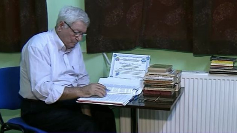 Fostul decan de la Politehnica, Constantin Ispas, corecteaza ultima teza de doctorat dintr-un azil de batrani Imagine