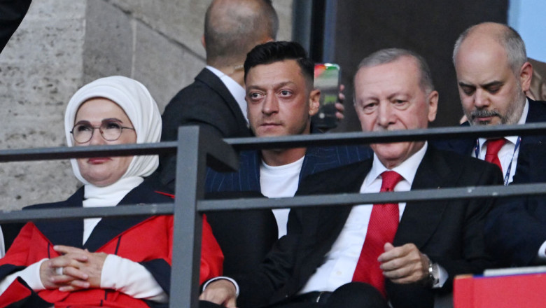 Fostul fotbalist german Mesut Oezil a ajuns in conducerea partidului lui Recep Tayyip Erdogan Imagine