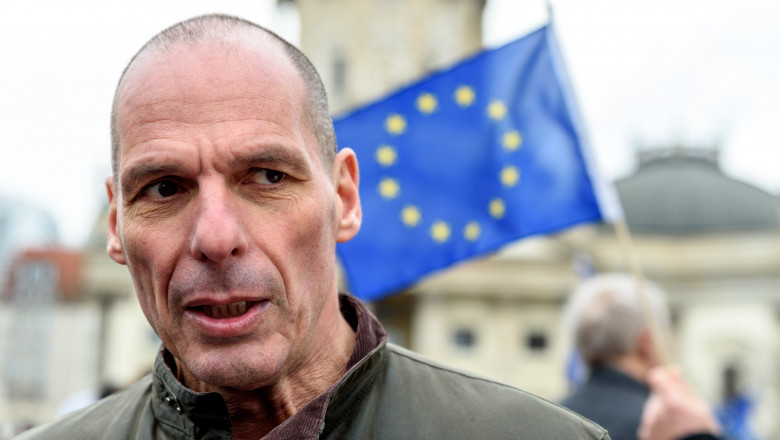 Fostul ministru de finante al Greciei, Yanis Varoufakis, a ajuns in spital dupa ce a fost atacat pe strada de 20 de indivizi cu cagule Imagine