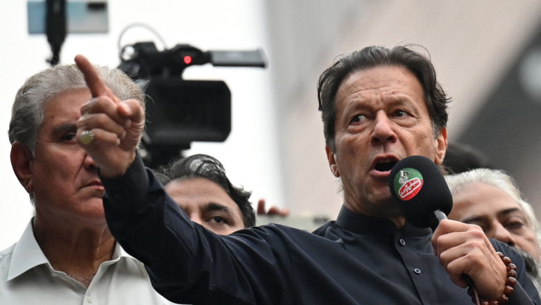 Fostul premier pakistanez Imran Khan a fost condamnat la inchisoare. Politistii s-au adunat in fata casei lui ca sa-l aresteze Imagine