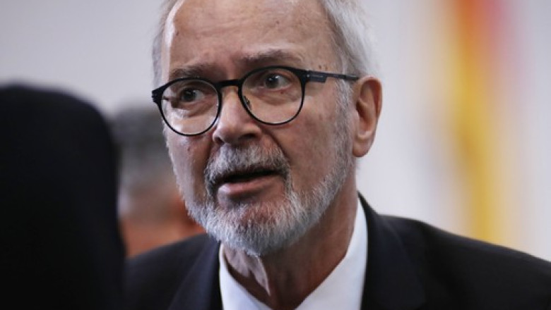 Fostul presedinte al Bancii Europene de Investitii Werner Hoyer este cercetat pentru coruptie de Parchetul European Imagine