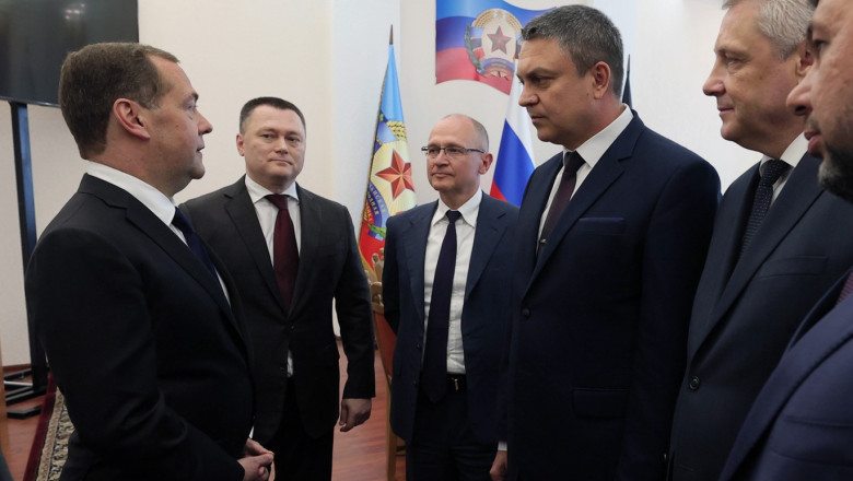 Fostul presedinte rus Dmitri Medvedev a vizitat regiunile separatiste din estul Ucrainei Imagine
