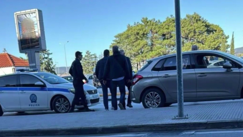 Fostul primar al Capitalei Sorin Oprescu, retinut de politisti langa aeroportul din Salonic Imagine