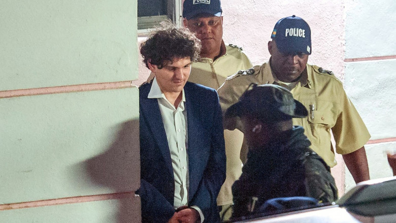 Fostul sef FTX, acuzat de "una dintre cele mai mari fraude financiare din istoria SUA". Judecatorii au refuzat eliberarea pe cautiune Imagine