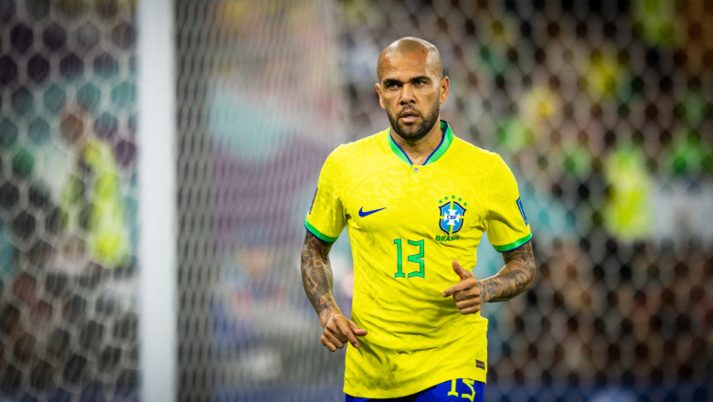 Fostul star al fotbalului brazilian Dani Alves va fi judecat pentru ca ar fi violat-o pe o tanara intr-un club din Barcelona Imagine