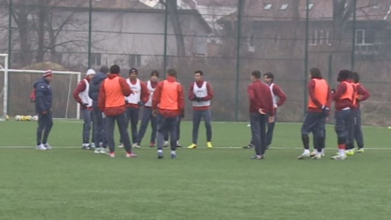 Fotbal. Antrenorul din Gruia, Vasile Miriuta, nu-si simte postul amenintat Imagine