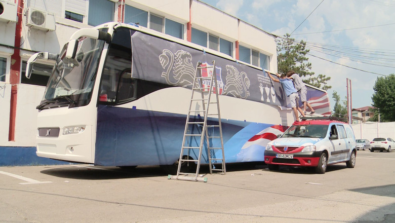 FOTBAL. Autocarul Otelului, in haine noi. Culoarea dominanta nu mai este rosul, ci albastrul Imagine