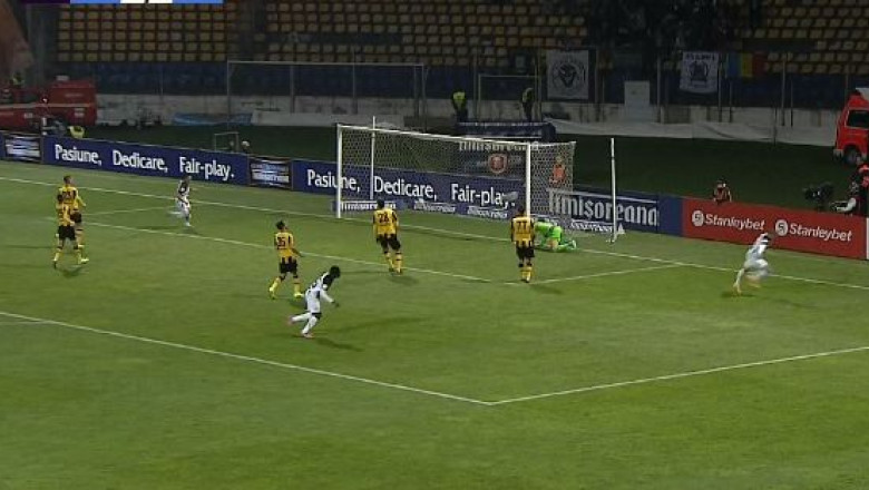 Fotbal. Gazonul, principalul adversar Imagine