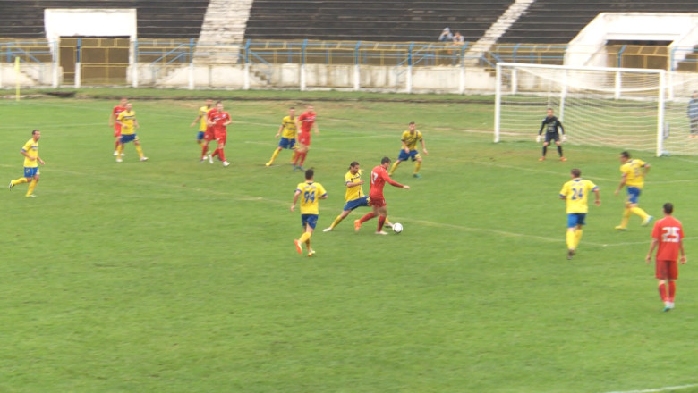 FOTBAL. Invinsi din faza fixa. CS Mioveni - FC Bihor 1-0 Imagine