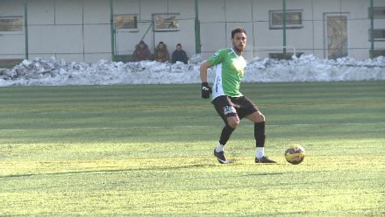 Fotbal. Mario Camora, atasat de Cluj Imagine