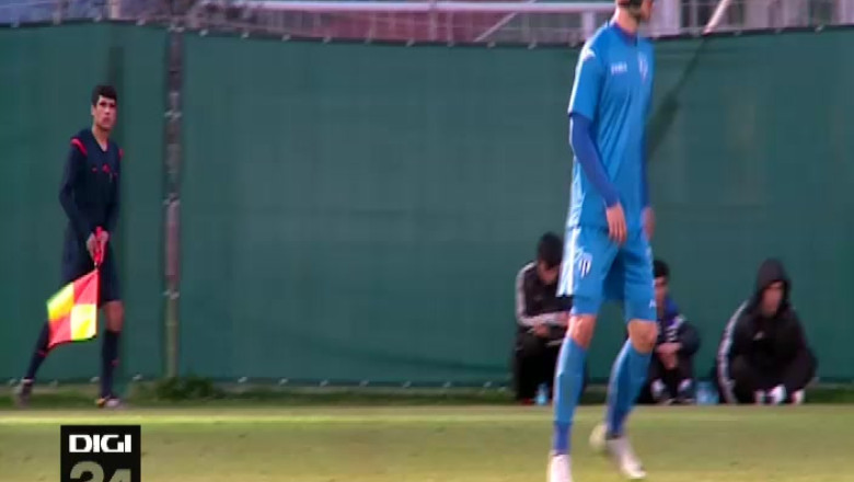 FOTBAL. Zorro din Banie. Sin trebuie sa poarte masca de protectie Imagine