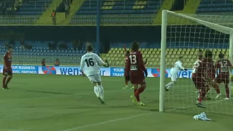 Fotbalistii CFR-ului, batuti de jucatori neplatiti cu lunile Imagine