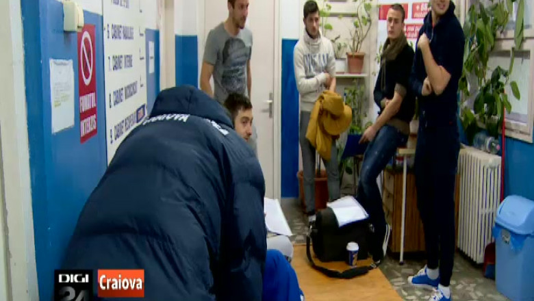 Fotbalistii de la CS Universitatea Craiova au trecut pe la medic Imagine