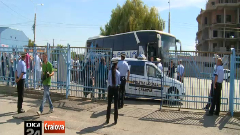 Fotbalistii de la FC Universitatea au protestat in fata stadionului “Ion Oblemenco” din Craiova  Imagine