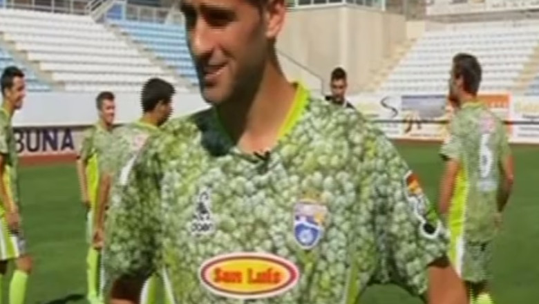 Fotbalistii La Hoya se mandresc cu cel mai urat echipament  Imagine