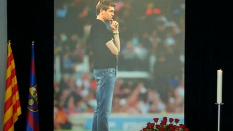 Fotbalistii si suporterii Barcelonei i-au adus un ultim omagiu lui Tito Vilanova Imagine