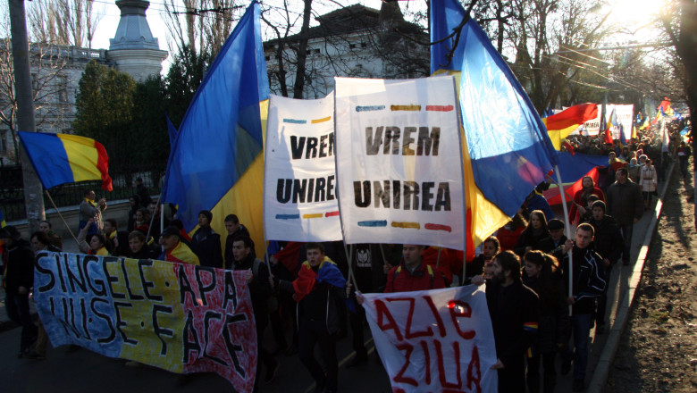 FOTO. 1 Decembrie in Republica Moldova. Lant uman in jurul guvernului de la Chisinau Imagine