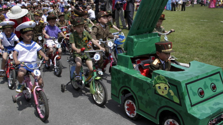 FOTO 1 Iunie in Coreea de Nord: 3000 de copii marsaluiesc cu tancuri de jucarie si mini-lansatoare de rachete Imagine