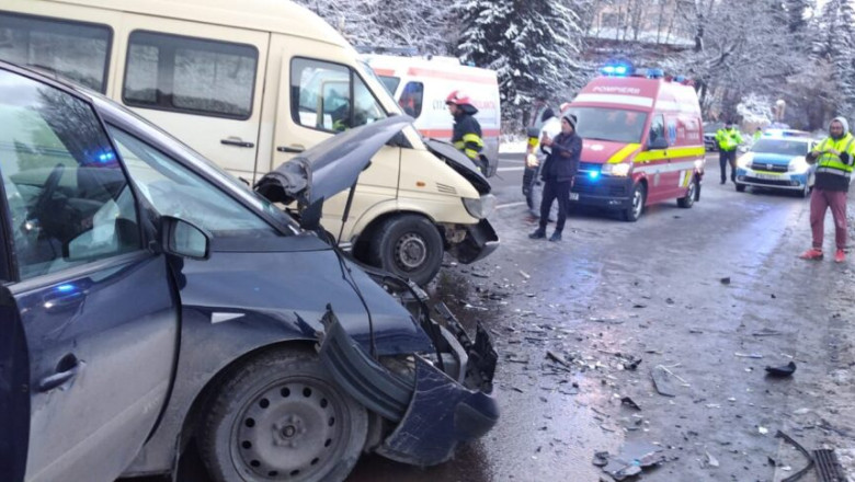 FOTO. 11 persoane au fost ranite intr-un accident in care au fost implicate un microbuz si un autoturism, in Brasov Imagine