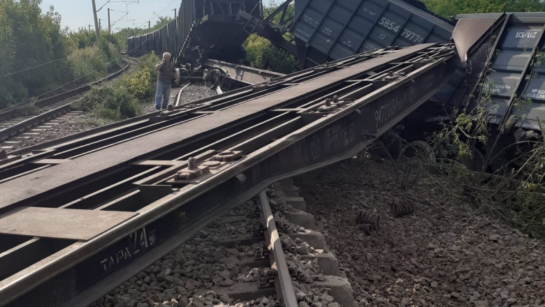FOTO 11 vagoane ale unui tren de marfa au deraiat. Circulatia pe ruta Pascani-Iasi a fost oprita Imagine