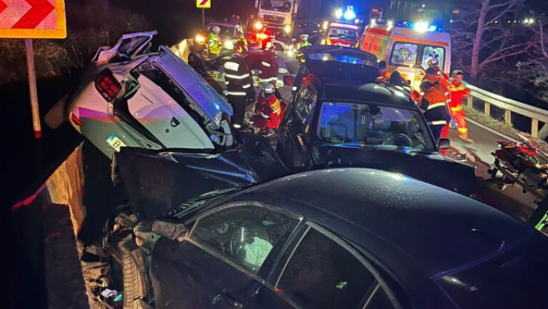 FOTO. Accident grav in judetul Sibiu: Trei oameni au murit si trei au fost grav raniti in urma coliziunii dintre trei masini Imagine