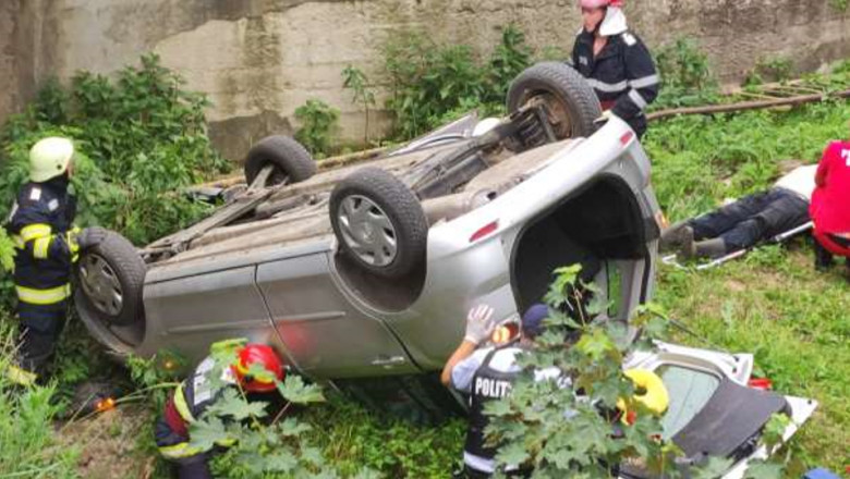 FOTO. Accident grav: Un barbat a murit si doi au fost raniti, dupa ce masina in care se aflau a cazut de pe un pod Imagine