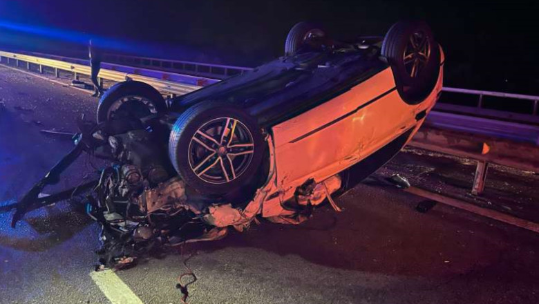 FOTO. Accident provocat pe autostrada A3 de o bovina care a intrat pe carosabil. O masina s-a rasturnat Imagine
