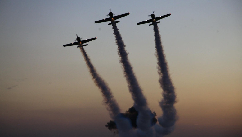 FOTO & VIDEO. Festivalul AeroNautic: Spectacol acrobatic pe cer si pe apa Imagine