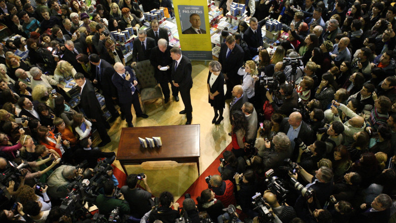 FOTO & VIDEO. Klaus Iohannis si-a lansat oficial cartea. A dat 2000 de autografe in trei ore Imagine