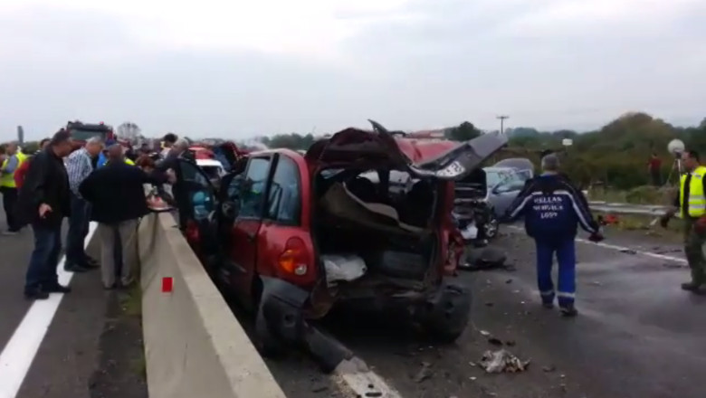 FOTO & VIDEO. Patru morti si 24 de raniti intr-un accident provocat de un roman in Grecia. Ce le-a declarat acesta politistilor Imagine