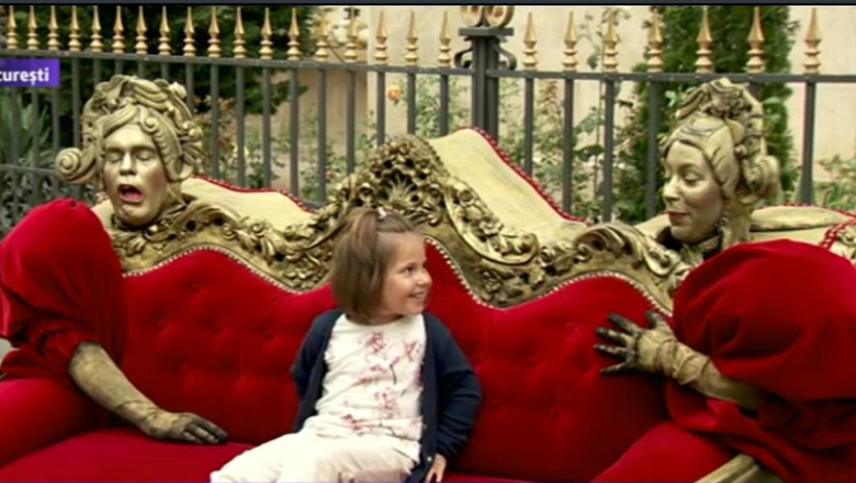 FOTO&VIDEO. Teatru de strada in Capitala. Canapeaua vorbitoare din Olanda a fost atractia zilei de sambata Imagine