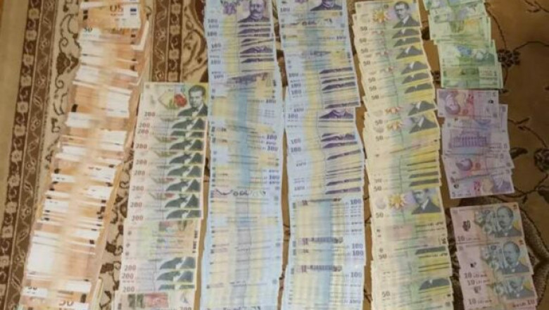 FOTO. Bani, inscrisuri si materiale importante pentru ancheta, descoperite la perchezitii care vizeaza cazarea unor refugiati ucraineni Imagine